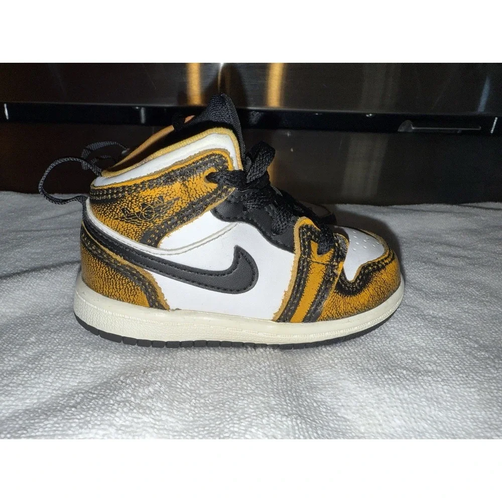 Nike Air Jordan 1 Boys Size 6 Mid Sneakers Black Yellow White